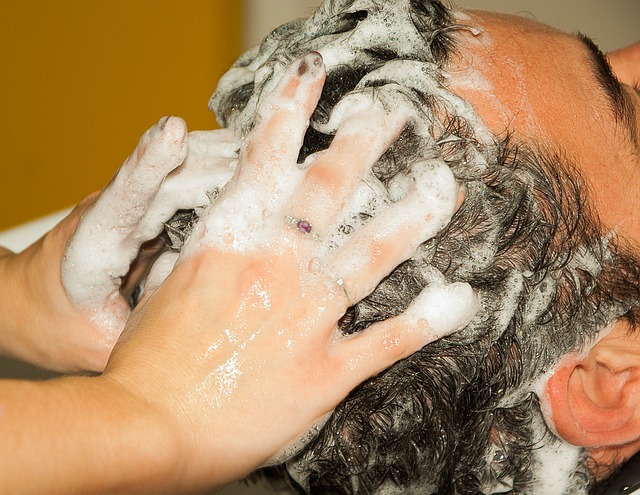 Frisör sätter schampo i håret