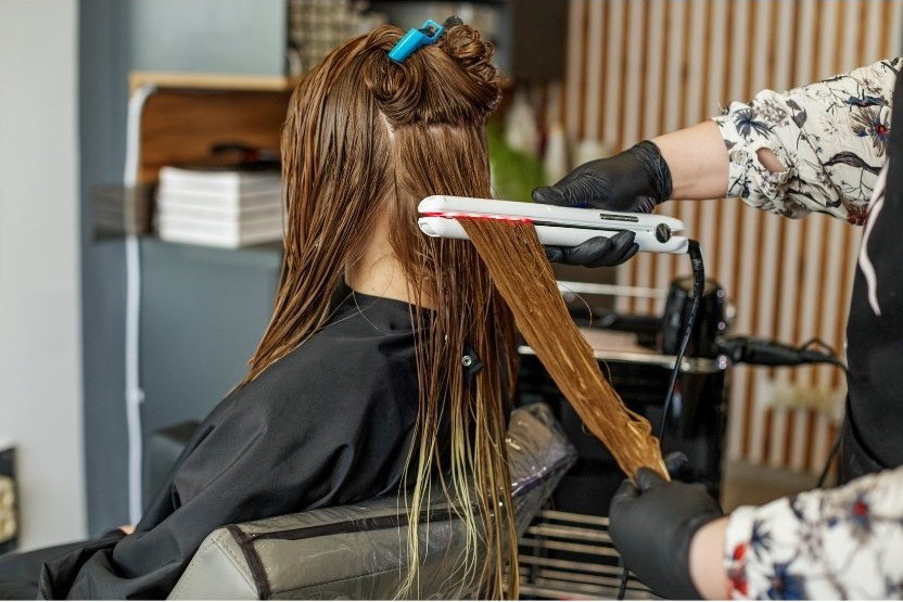 keratinbehandling av håret för att räta ut det (brazilian blowout)